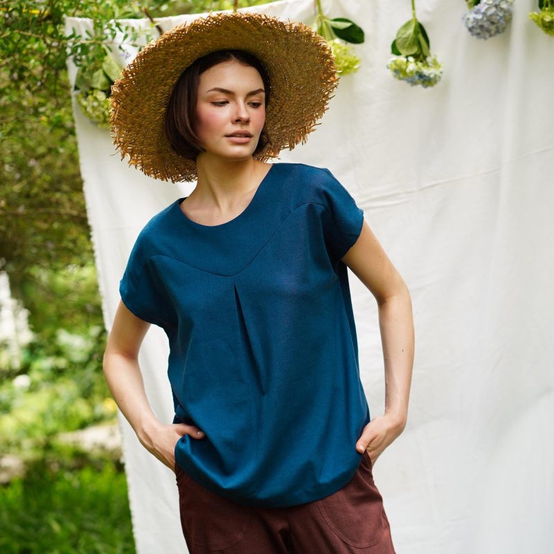 Linen top with curved details